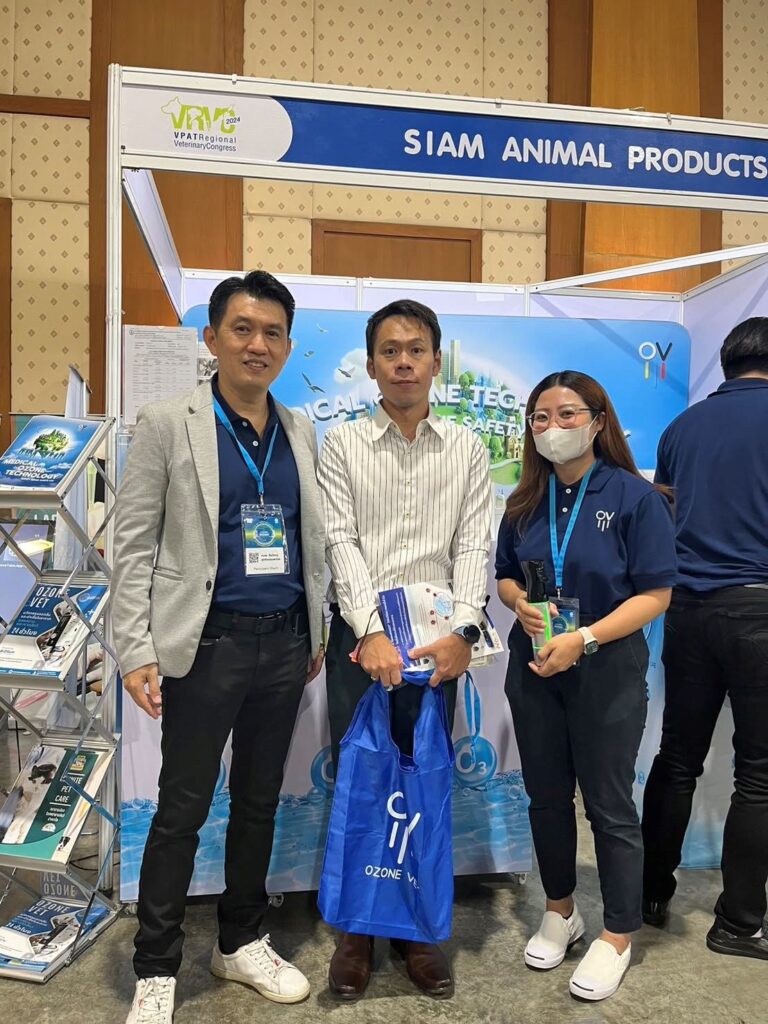 ทีม OZONEVET พูดคุยกับผู้เข้าชมที่บูธ งาน VRVC 2024