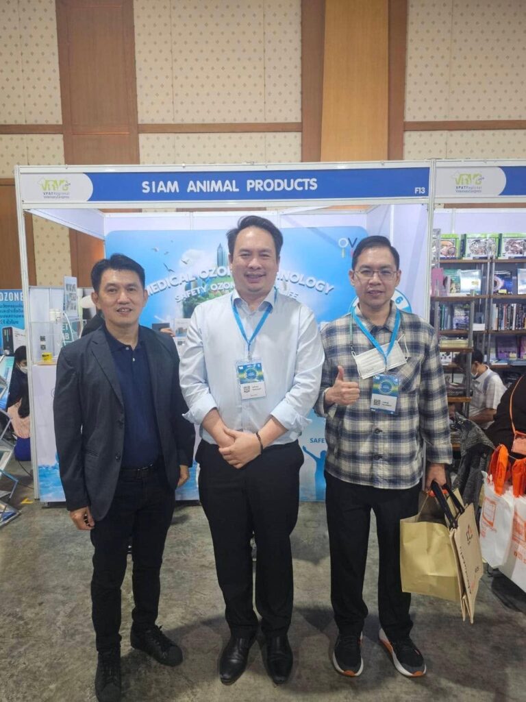 ทีม OZONEVET ถ่ายภาพร่วมกับผู้เข้าชมหน้าบูธ งาน VRVC 2024